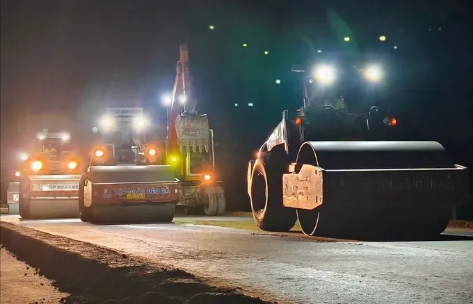 Late-night construction efforts on the Quang Ngai – Hoai Nhon expressway project (Photo: Xuan Huyen) w5a-5721-5068.jpg