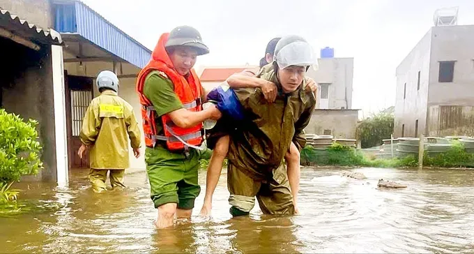 Evacuation efforts of Ninh Binh Province in response to storm No.3 w7a-1305-7681.jpg