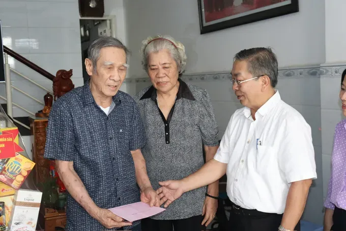 Deputy Head of the Ho Chi Minh City Party Committee’s Organization Commission Vo Ngoc Quoc Thuan talks with wounded soldier Nguyen Ngoc Danh during the visit. z6830225123403-0dc973461a4b41850ccd31c1d5d352c6-714-4741.jpg
