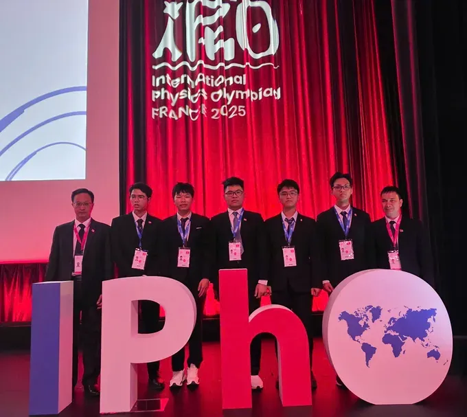 Vietnamese team at the 2025 International Physics Olympiad 2-1076-3055.jpg