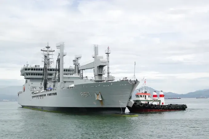 Indian Navy ship INS Delhi docks at the Tien Sa Port, Da Nang. (Photo: SGGP/ Xuan Quynh) dsc02667-4330-4742.jpg