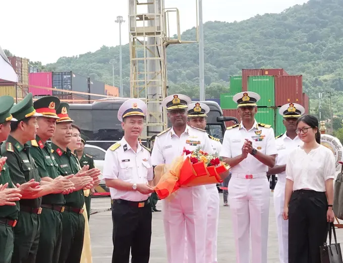 A welcome ceremony is held on July 24 morning at Tien Sa Port in Da Nang City for the Indian Navy ship INS Delhi. (Photo: SGGP/ Xuan Quynh) dsc02707-9132-9282.jpg