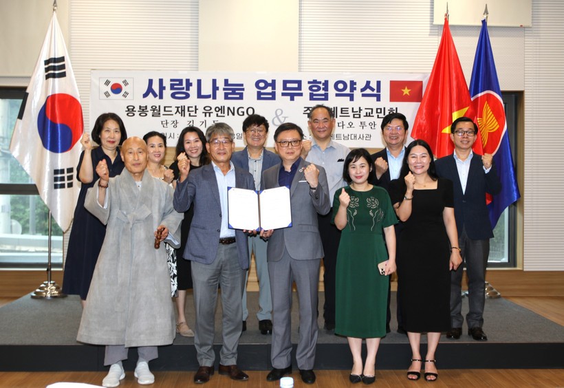 At the MoU signing ceremony between the Association of Vietnamese Communities in Korea and the Yongbong World Foundation on July 23 (Photo: VNA) vna-potal-tong-hoi-nguoi-viet-nam-tai-han-quoc-va-quy-yongbong-world-foudation-chung-tay-vi-cong-dong-8167017.jpg