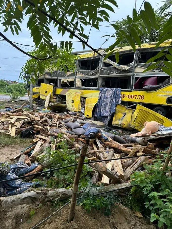 Sleeper bus crash in Ha Tinh province leaves nine dead and 16 injured. fb-img-1753400376507-5372-5086.jpg