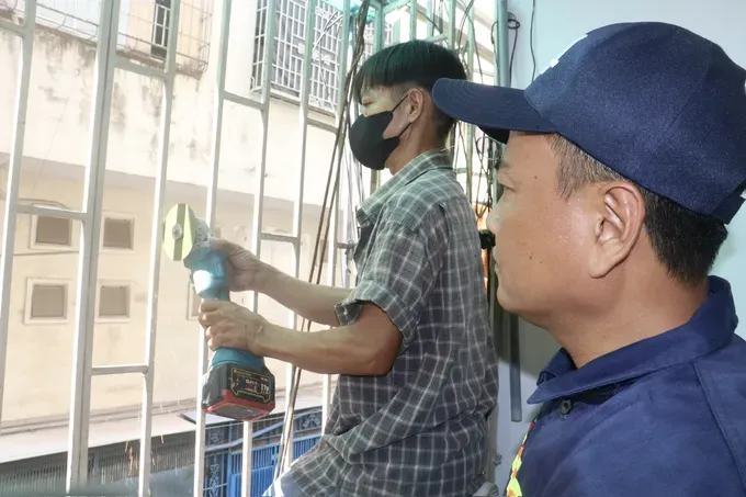 Residents are guided to remove “tiger cages” and create a second emergency exit. z6796938357615-9223599d40d2fa029007949bb6ba5c3b-777-7617.jpg
