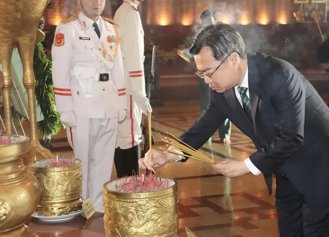 Permanent Deputy Secretary of the Ho Chi Minh City Party Committee Nguyen Thanh Nghi offers incense in tribute to heroic martyrs at the Ben Duoc Martyrs’ Memorial Temple in An Nhon Tay Commune. (Photo: SGGP/ Cam Tuyet) z6838539635834-0f0f386f036e6e754e2d274831739260-2047-9973.jpg