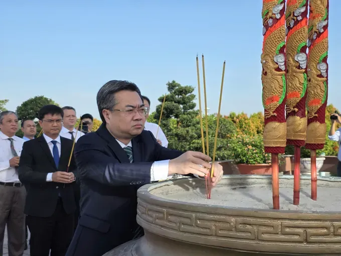Permanent Deputy Secretary of the Ho Chi Minh City Party Committee Nguyen Thanh Nghi offers incense in tribute at Ho Chi Minh City Policy Cemetery in Phu Hoa Dong Commune. z6838635856036-926c26fa2cf34d502d541f9f559565b5-332-3092.jpg