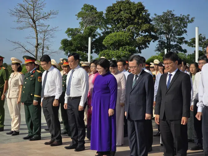 The delegation extends a moment of silence to honor the heroic martyrs at Ho Chi Minh City Policy Cemetery. (Photo: SGGP/ Cam Tuyet) z6838635917262-dc17877cddec8618e9beb86a5baddf79-5242-4872.jpg