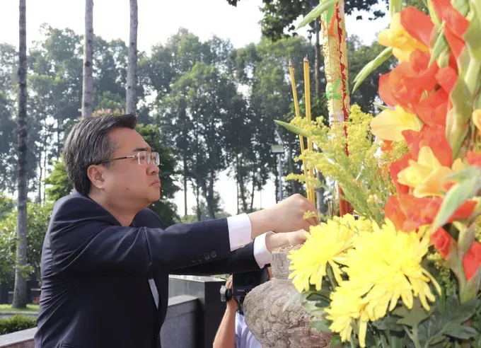 Permanent Deputy Secretary of the Ho Chi Minh City Party Committee Nguyen Thanh Nghi offers incense in tribute at Cu Chi Martyrs’ Cemetery. z6838640974278-f5dc6038d9203b3771491214fa39b503-5375-5176.jpg