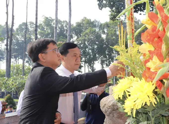 Delegates offer incense in tribute at Cu Chi Martyrs’ Cemetery. z6838641051809-e3a00f11db9710461abf49ff2890d82c-2051-8618.jpg