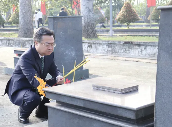Permanent Deputy Secretary of the Ho Chi Minh City Party Committee Nguyen Thanh Nghi offers incense in tribute at Cu Chi Martyrs’ Cemetery. z6838641184182-169ce2caee894ffa31c67cb1e85b4345-7393-6875.jpg