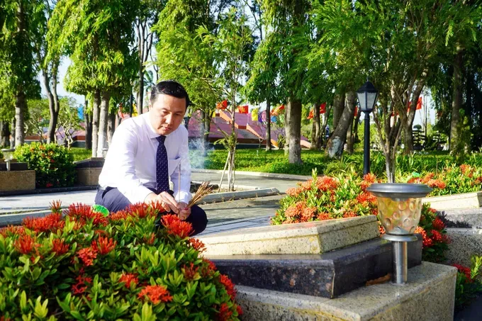 Mr. Le Hoang Hai, Deputy Head of the Ho Chi Minh City Party Committee's Propaganda and Mass Mobilization Commission, lits incense in tribute at the graves of heroic martyrs. (Photo: SGGP/ Quang Vinh) z6838663770749-bdc882b2a3127fb2f9411b7ce0a3e283-9202-6935.jpg
