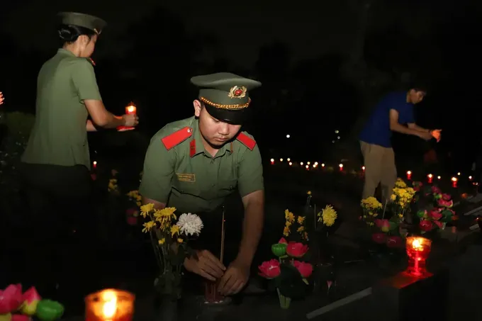Soliders lit incense and candles in tribute to heroic martyrs. 25-7-4-9242-6302.jpg