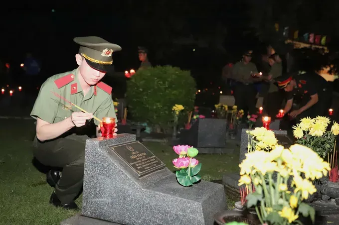 A young solider lits incense and candles in tribute to heroic martyrs. 25-7-6-5200-6769.jpg