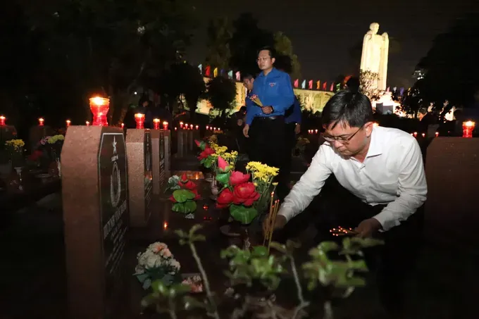 Head of the Ho Chi Minh City Party Committee’s Propaganda and Mass Mobilization Commission Nguyen Manh Cuong lits candles in tribute to heroic martyrs at Ho Chi Minh City Martyrs’ Cemetery. 25-7-7-7227-7803.jpg