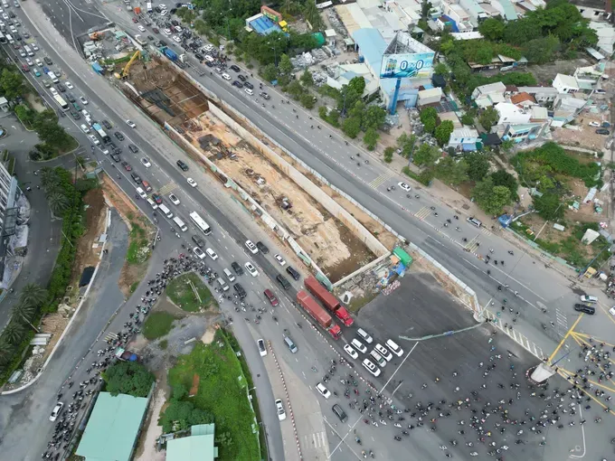 The area of An Phu Intersection is congested severely on Saturday morning. 26-ket-xe-nut-giao-an-phu-4997-1868.jpg