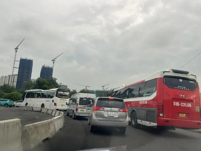 Severe congestion and traffic chaos at the An Phu Intersection area this morning. 26a-7603-7530.jpg