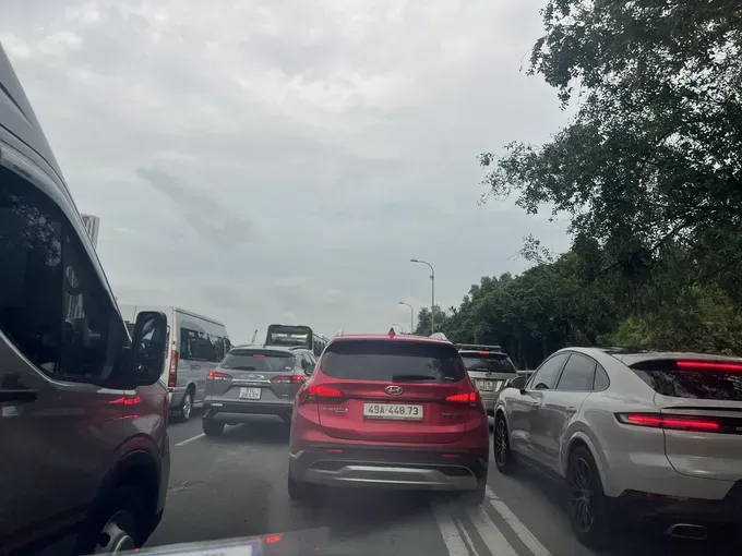Vehicles are forced to turn around as the connecting route to the Ho Chi Minh City – Long Thanh – Dau Giay Expressway is blocked. 26c-6484-1661.jpg