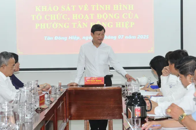 Chairman of the Ho Chi Minh City People’s Council Vo Van Minh discusses solutions to address challenges in operating the two-tier local government system with key leaders of Tan Dong Hiep Ward. (Photo: SGGP/ Xuan Trung) img-1175-7727-4222.jpg