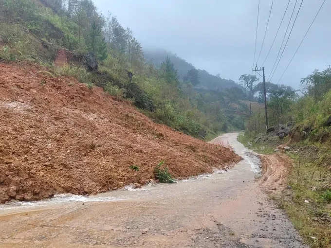 A section of Provincial Road 672 through Mang Ri Commune has been buried due to landslides. edf-2232-573.jpg