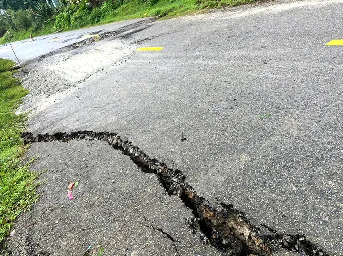 National Highway 40B, the section through Tu Mo Rong Commune near the border with Mang Ri Commune in Quang Ngai Province, has experienced subsidence and surface cracks. gfd-gfdbcfxdf-7382-9108.jpeg
