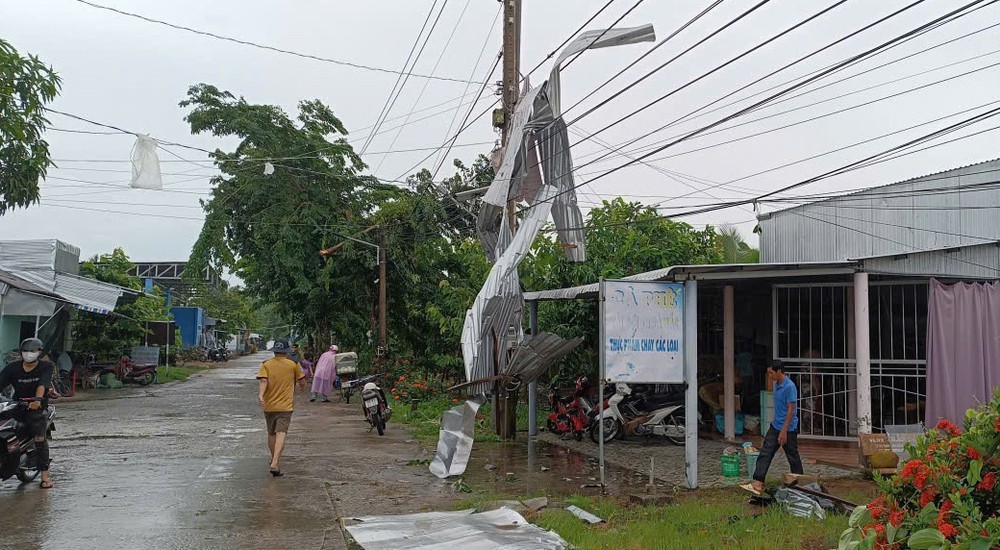 A whirlwind blows away the roofs of several houses in Ninh Thanh Loi Commune, Ca Mau Province. loc-xoay-2-5300-1599.jpg.jpg