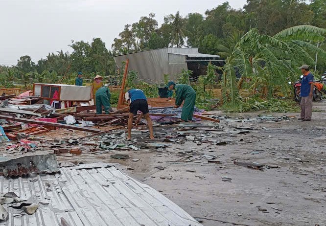 Local functional forces are providing on-site assistance for residents. loc-xoay-3-5666-9776.jpg.jpg