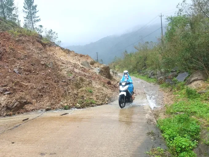 The landslide on Provincial Road 672 in Mang Ri Commune has buried parts of the roadbed. vfvff-3801-9020.jpg