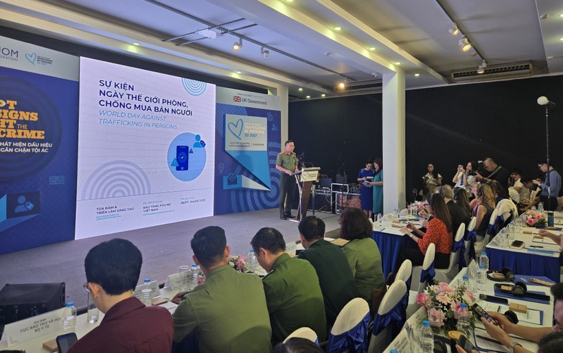 Colonel Le Hoang Duong from the Ministry of Public Security delivers the opening remarks at the event. (Photo: VNA) vna-potal-toa-dam-ket-noi-hanh-dong-khong-de-ai-lai-phia-sau-trong-cong-tac-phong-chong-mua-ban-nguoi-8176113.jpg