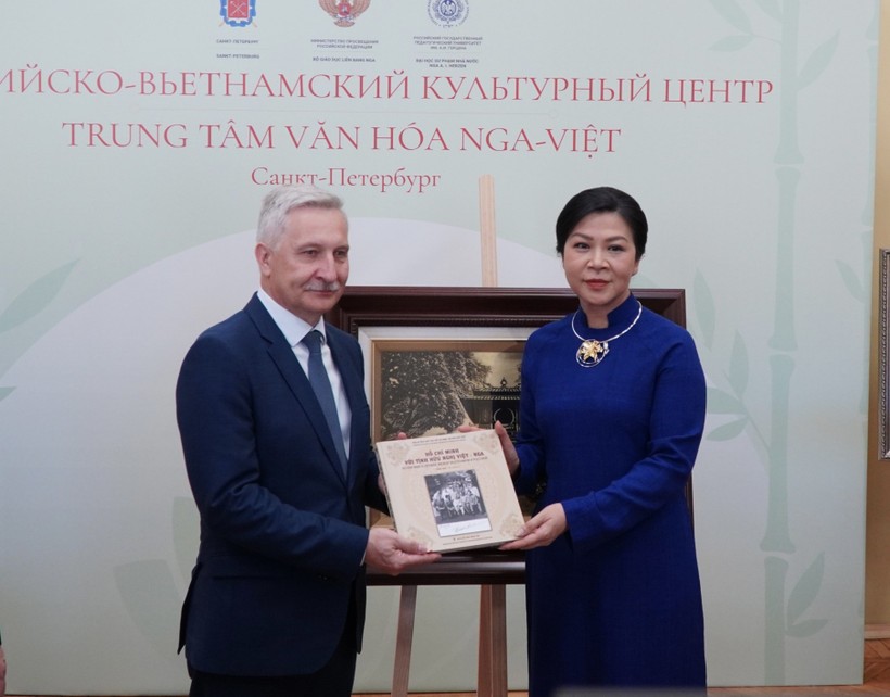 Madame Ngo Phuong Ly (R), wife of Party General Secretary To Lam, presents the book series "Ho Chi Minh and the Vietnam–Russia Friendship" to the Russia–Vietnam Cultural Center. (Photo: VNA) russiavietnam-cultural-centre-1.jpg