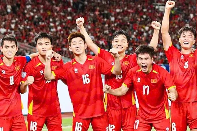 Vietnam’s U-23 football players celebrate when successfully defending their ASEAN U23 Championship title. (Photo: Anh Khoa) 1-3887-3424.jpg