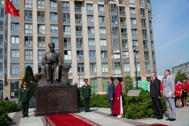 The inauguration ceremony for the Ho Chi Minh Square in St. Petersburg, Russia. (Photo: VNA) 440260_5231029105407793_kha.jpg
