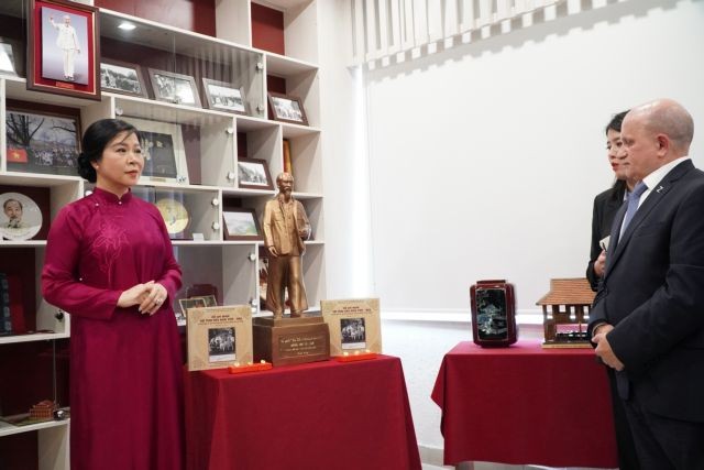Madame Ngo Phuong Ly, spouse of Party General Secretary To Lam, presents gifts with President Ho Chi Minh theme to School No. 488, which features a prominent Ho Chi Minh museum space. (Photo: VNA) 440261_5231029873526331_yg.jpg
