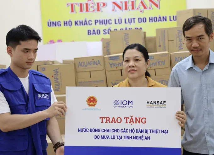 The aid shipment for residents in flood-hit areas of Nghe An Province is handed over to local representatives for distribution. (Photo: Ministry of Agriculture and Environment) img-0915-5337-2180.jpeg