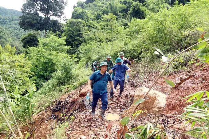 Roads leading to flood-hit areas in Nghe An remain disrupted and unsafe. my-ly-805.jpg