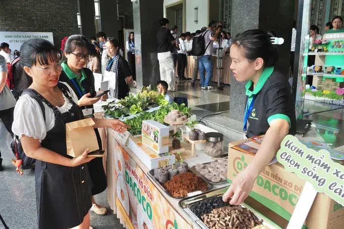 Enterprises showcase their organic agricultural products at the event. (Photo: SGGP/ Hoang Hung) gen-h-z6858388461362-2205e56f578b156612238264ad4a1819-4832-1546.jpg