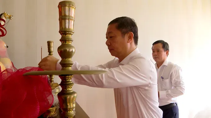 Permanent Deputy Head of the Ho Chi Minh City Commission for Propaganda and Mass Mobilization Duong Anh Duc lits incense in tribute to Mr. Vo Ngoc Minh, former Head of the former Ba Ria – Vung Tau Provincial Party Committee’s Propaganda and Education Commission. snapedit-1753939840050-9721-8933.jpeg