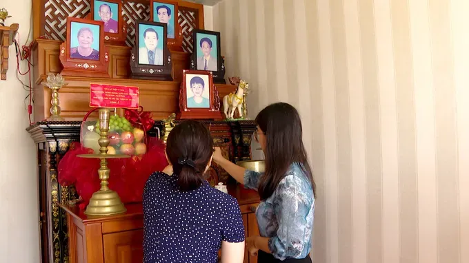 Representatives of the Ho Chi Minh City Commission for Propaganda and Mass Mobilization offer incense in tribute to former leaders of the former Ba Ria – Vung Tau Provincial Party Committee’s Propaganda and Education Commission. snapedit-1753943860284-6729-8784.jpeg
