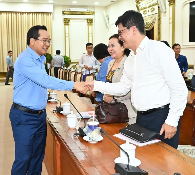 Chairman of the Ho Chi Minh City People’s Committee Nguyen Van Duoc debates with ward leaders at the working session. (Photo: SGGP/ Viet Dung) z6858952876382-b5014328844bd74b353407b8edf0825f-3426-8272.jpg