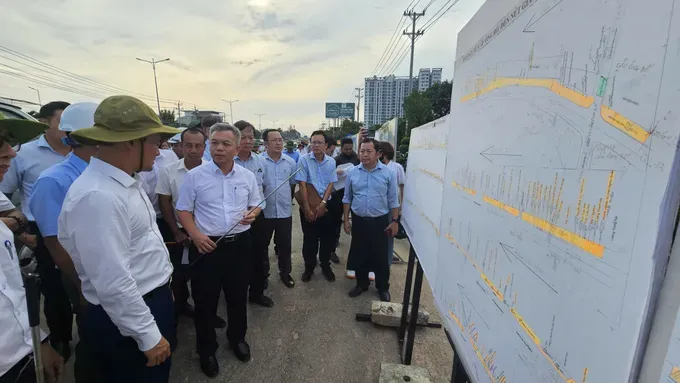 Vice Chairman of the Ho Chi Minh City People's Committee Bui Xuan Cuong surveys Ring Road No.3 Interchange and National Highway 13 expansion in Thu Dau Mot Ward. z6859940484426-184584fe86a10c41808c88d9336d0996-9670-3669.jpg