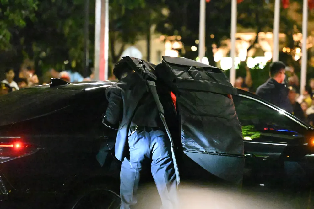 The drill shows that security personnel take the President returning safely to their vehicles. dsc-4153-7854-1769.jpg