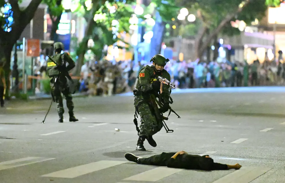 Special forces eliminate the attacker. dsc-4226-159-8896.jpg