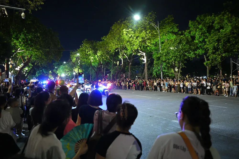Thousands of spectators gather along Hoan Kiem pedestrian street to observe the professional demonstration last night. dsc-4315-2639-4693.jpg