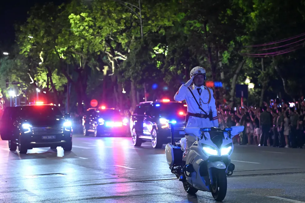 In a scenario involving a motorcade escorting an international delegation to Vietnam, guard officers simultaneously ride motorcycles and cars while protecting the heads of state. dsc-4381-2229-4490.jpg