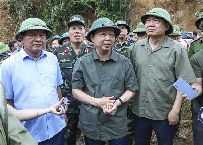 Deputy Prime Minister Tran Hong Ha (center) visits Hang Pu Xi, a village hit hard by flash floods in Xa Dung commune of Dien Bien province, on August 2, 2025. (Photo: VNA) tra-hong-ha.jpg