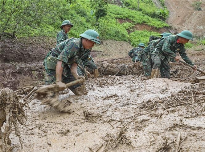 Soldiers search for missing victims in Dien Bien province on the morning of August 2, 2025. (Photo: VNA) vna-potal-dien-bien-no-luc-khac-phuc-hau-qua-lu-quet-sat-lo-dat-8186190.jpg