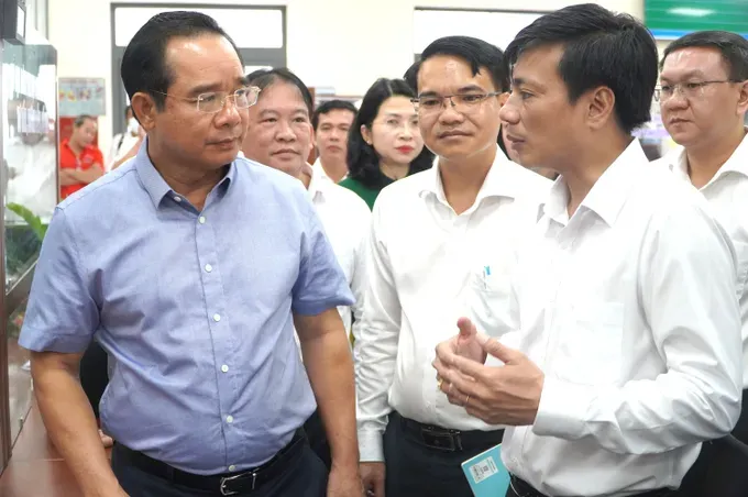 HCMC Chairman Nguyen Van Duoc conducts an on-site visit to the Public Administrative Service Center in Ba Ria Ward. dsc01086-6027-2757.jpg