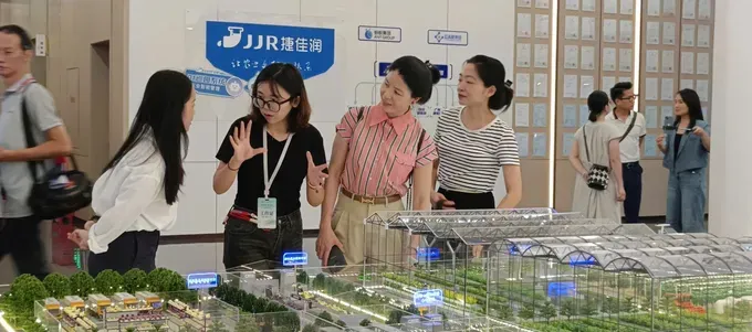 The Vietnamese press delegation is exploring the application of AI in agricultural production. 10-2324-9904.jpg