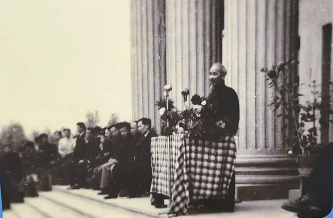 President Ho Chi Minh was delivering a speech to the entire teachers and students of Nanning Yucai School in Guangxi, China. 8-9527-7592.jpg