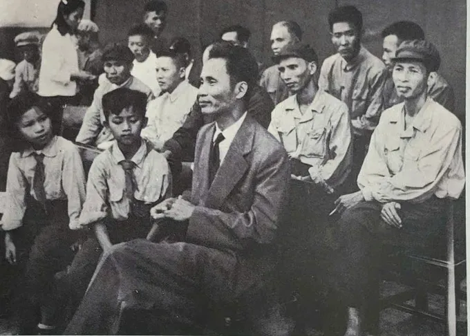 In 1954, during his return journey from the Geneva Conference in Switzerland, Deputy Prime Minister Pham Van Dong visited teachers and students of Nanning Yucai School in Guangxi, China. 9-6670-9383.jpg